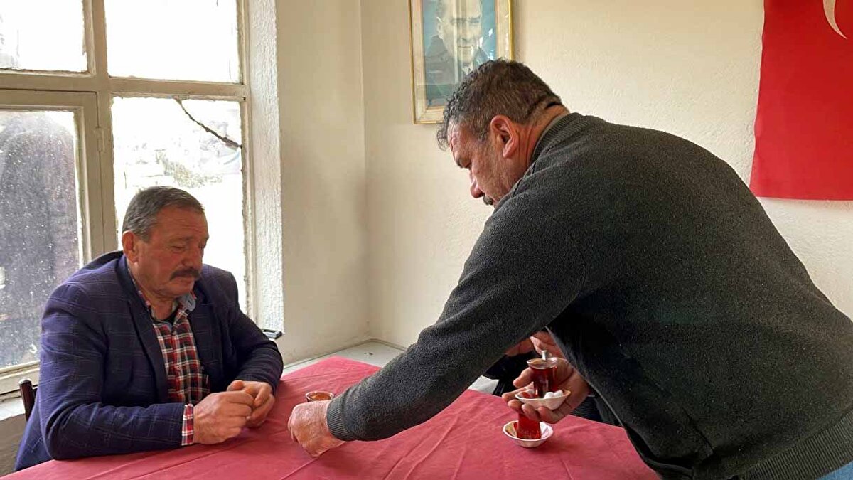 Erdemir, ilçede atıl durumda bulunan ancak girişimleri sonucu Adalet Bakanlığına devredilerek yeniden çalışmaya başlayan süt işleme tesisinin belediye başkanlığı dönemindeki önemli hizmetlerinden birisi olduğunu söyledi.