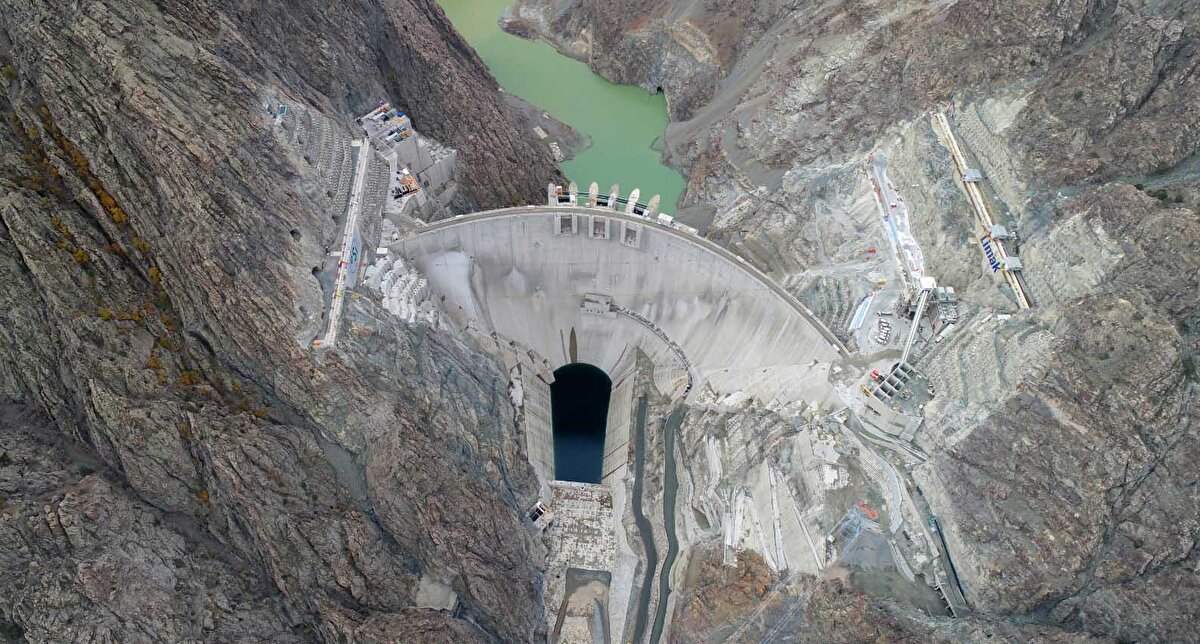 Çoruh'un üzerine projelendirilip, temeli 26 Şubat 2013'te atılan, 275 metre gövde yüksekliği ile Türkiye'nin en yüksek, dünyanın 5'inci en yüksek barajı Yusufeli Barajı ile Hidroelektrik Santrali (HES) inşası tamamlandı. 558 megavat kurulu gücüyle ülke ekonomisine yıllık 5 milyar lira katkı sağlayacak projeyle gövdesi, düşey ve yatay düzlemde kavisli şekilde tasarlanan dev gövdenin arkasında depolanan suyun potansiyel enerjisi, yıllık ortalama 1 milyar 900 milyon kilovatsaatlik elektrik enerjisine dönüştürülecek.