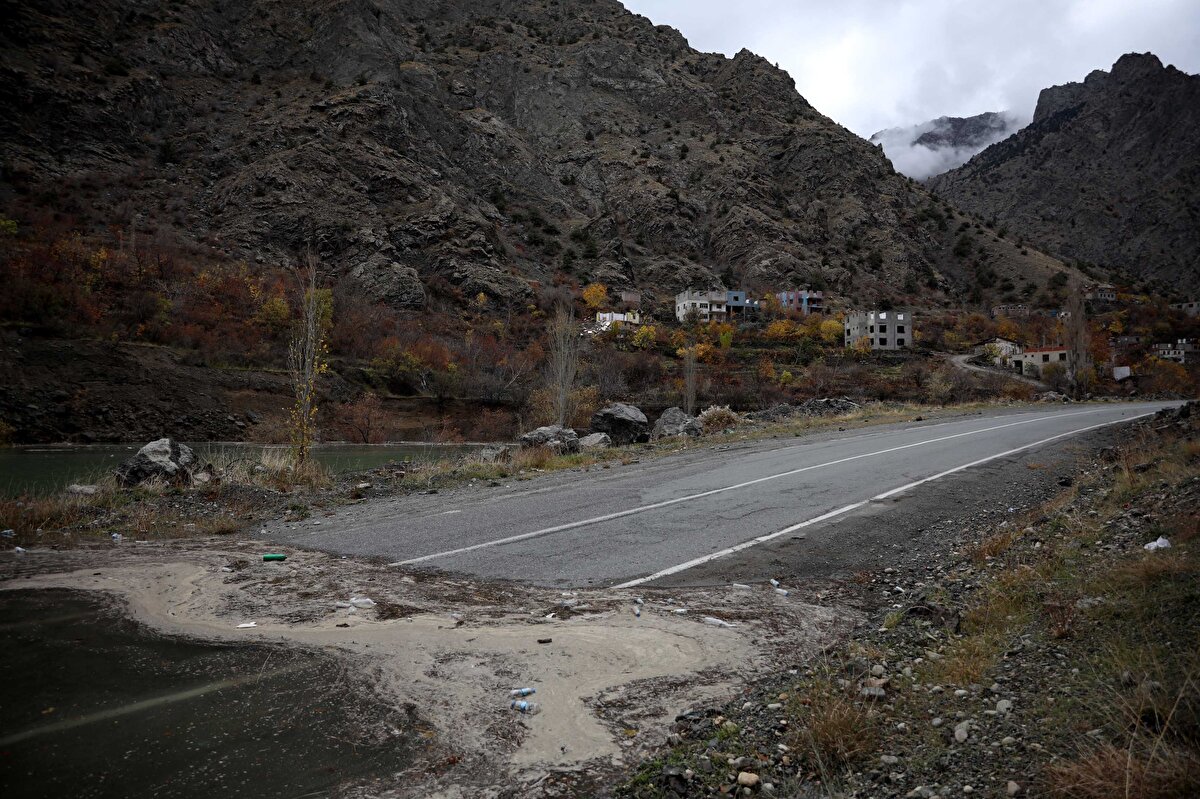 'KÖPRÜDEN GEÇERKEN AĞLADIM'<br>Ortaokul öğrencisi Rana Küçükalkan (10) da "Burada yattık, uyuduk, oynadık, eğledik, gezdim, coştum. Çok anılarım var. Gideceğimiz köy, bu köyün yerini tutmaz. Çok özleyeceğim. Köprüden geçerken ağladım" dedi. 