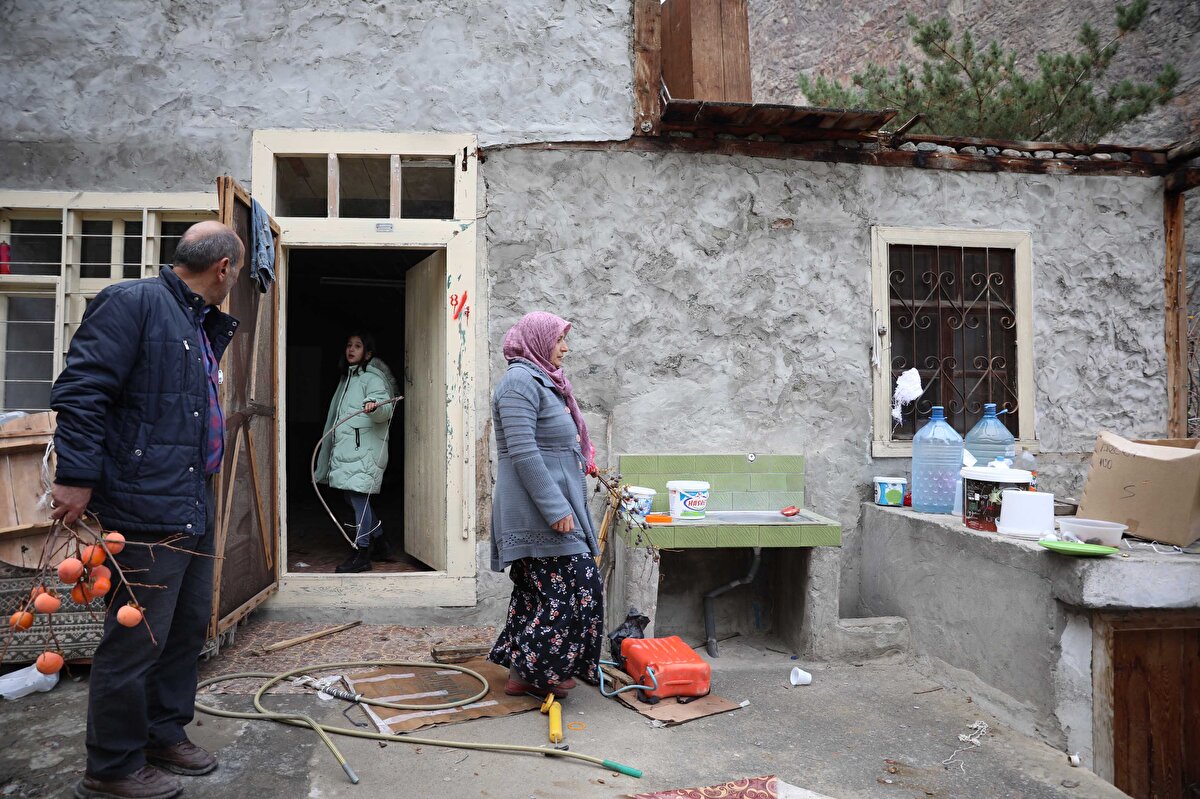 '53 YILIMIZI BURAYA GÖMÜYORUZ'<br>Köyde kalan eşyalara dokunarak duygusal dolu anlar yaşadığını söyleyen Zübeyde Küçükalkan, "32 yıl önce bu eve gelin oldum, anılarımız burada geçti. Başka yerde yaşantımız yok ki. Atalarımız, dedelerimiz burada hayatını geçirdi. Bizim için çok zor; hani dokunmak istersiniz de dokunamazsınız. Gelip son kez görmek istiyorsun ama bu halini de görmek istemiyorsun. Son kez burayı görmenin fırsatını kaçırmak istemedik. Görmesem, anılar hafızamda kalsa da diyorum" dedi.