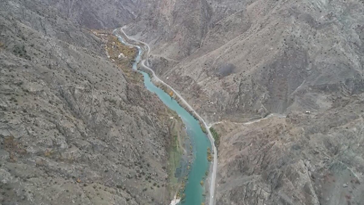 Güvenlik gerekçesiyle eski yola araç girişleri, ilçe merkezine yakın noktadan yola toprak dökülerek kapatıldı. Yusufeli'nde sular altında kalacak ilk yerleşim yeri olacak Irmakyanı köyüne yaya olarak gelenler, son kez gördüğü köylerinde anılara dalıp, kalan eşyalarını topluyor.