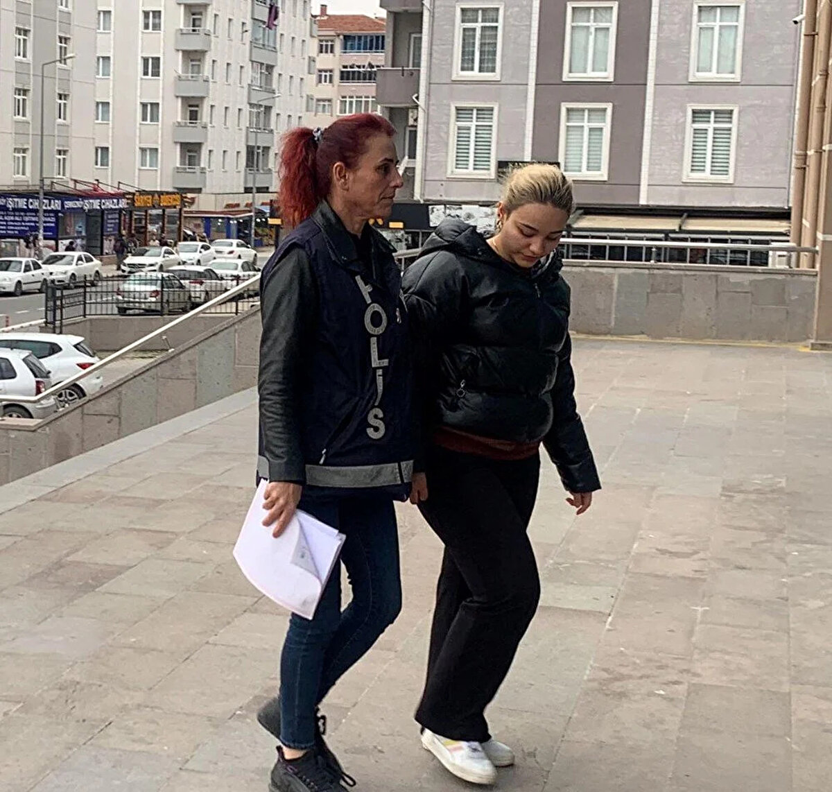 'KENDİSİNİN HASTA OLDUĞUNU SÖYLEDİ'<br>C.T.K., V.C. kullanıcı adıyla birinin Instagram hesabından kendisine mesaj atıp aramasını istediğini belirterek, şu ifadeleri kullandı:<br>"Kendi telefonumdan bu şahsı aradım. Bana 'Ayşem Özkiraz adıyla kendisini tanıtan kişinin gerçek adının Ayşe Özkiraz olduğunu, 2 aydır bu şahısla gönül birlikteliği olduğunu, bu şahsın aslında doktor olmadığını, beni uyarmak için aradığını söyledi. Ben ilk başta inanmadım. Ancak sonradan bana Çerkezköy Devlet Hastanesi çocuk cerrahisi bölümünde Ayşe Özkiraz ile birlikte çekilmiş olduğu fotoğrafları ve birlikte bulundukları video kayıtlarını gönderdi. Bunun üzerine ben şüphelendim. Bana daha önce göndermiş olduğu fotoğraflar üzerinden evini buldum. Çerkezköy ilçesi Kızılpınar Mahallesi'nde açık adresini bilmediğim evine gittim. Bina yöneticisiyle görüştüm. Bana Ayşe Özkiraz adında birinin binanın 6'ncı katında oturduğunu, annesinin ev hanımı, babasının kamyon şoförü olduğunu söyledi. Aynı zamanda 3-4 aydır bu evde oturduklarını belirtti. Benim şüphem iyice arttı. Ayşe Özkiraz'ı aradım. İlk başta telefonu açmadı. Daha sonra bana evin önüne geleceğine dair mesaj attı. Bir süre sonra aşağıya geldi. Evin uzağında bir yerde görüşmek istedik. Kabul etmedim. Ayaküstü bana yalan söylediğini belirtti. Aslında tıp fakültesi öğrencisi olmadığını, doktor da olmadığını, kendisinin hasta olduğunu söyledi. Ben bunları söyleyince direkt yanından ayrıldım. 3 gün sonra bana Instagram üzerinden açmış olduğu sahte hesap üzerinden mesajlar gönderdi. Bu mesajlarda ailesinin baskısıyla çevresindekilere yalan söylediğini, etkinliklere katıldığını, hastanelere gidip kendisini doktor olarak tanıttığını, birlikte bulunduğumuz zaman zarfında söylemiş olduğu her şeyin mizansen olduğunu, V.C. isimli şahsın Büyükçekmece Adliyesi'ne dilekçe vererek kendisinden, doktor olmadığını söylerek şikayetçi olduğunu söyledi. Bundan sonra ben tüm iletişim kanallarından kendisini engelledim, ilişkimi sonlandırdım."