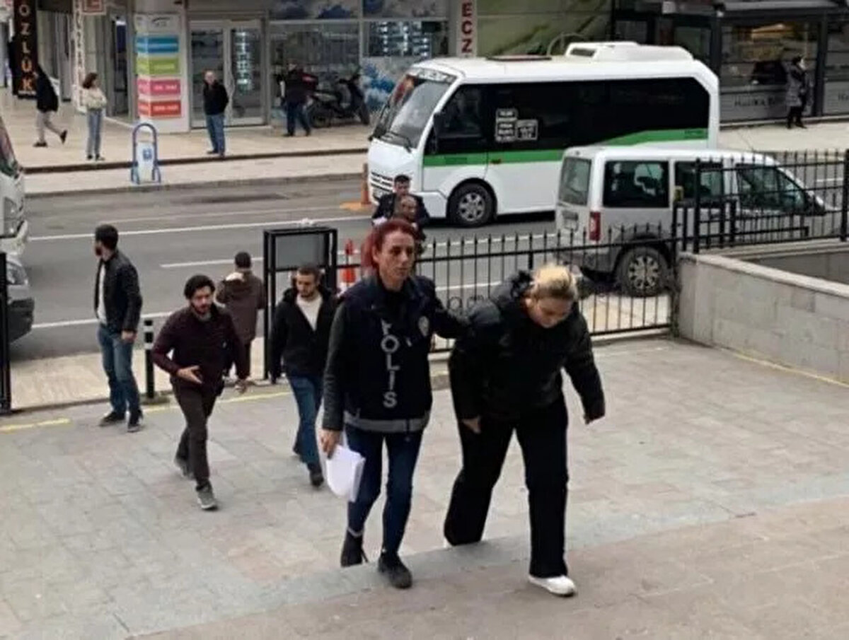 'HASTANEYİ UYARDIM'<br>Çerkezköy Devlet Hastanesi'nde tanıştığı sekreter T.A.'yı arayıp V.C. isimli kişiyi tanıyıp tanımadığını sorduğunu söyleyen C.T.K., "V.C.'yi tanıdığını, Ayşe Özkiraz ile görüntülü konuştuğunu, Ayşe Özkiraz'ın V.C.'yi, Tekin'in arkadaşı diyerek tanıttığını söyledi. Ben T.A.'yı doktoru M.K. ve hastane yönetimine bilgi vermesi için uyardım, olanları anlattım. Başka kişilerin mağdur olup olmadıklarını tam olarak bilmiyorum. Ancak belirttiğim üzere Ayşe Özkiraz bana ameliyat yaptığı anlara ilişkin fotoğraflar, muayene yaptığı anlara ilişkin fotoğrafları gönderiyordu. Bana doktor M.K.'nin yerine hasta baktığını söylemişti. Tek başına ameliyat yaptığını da söylemişti" dedi.