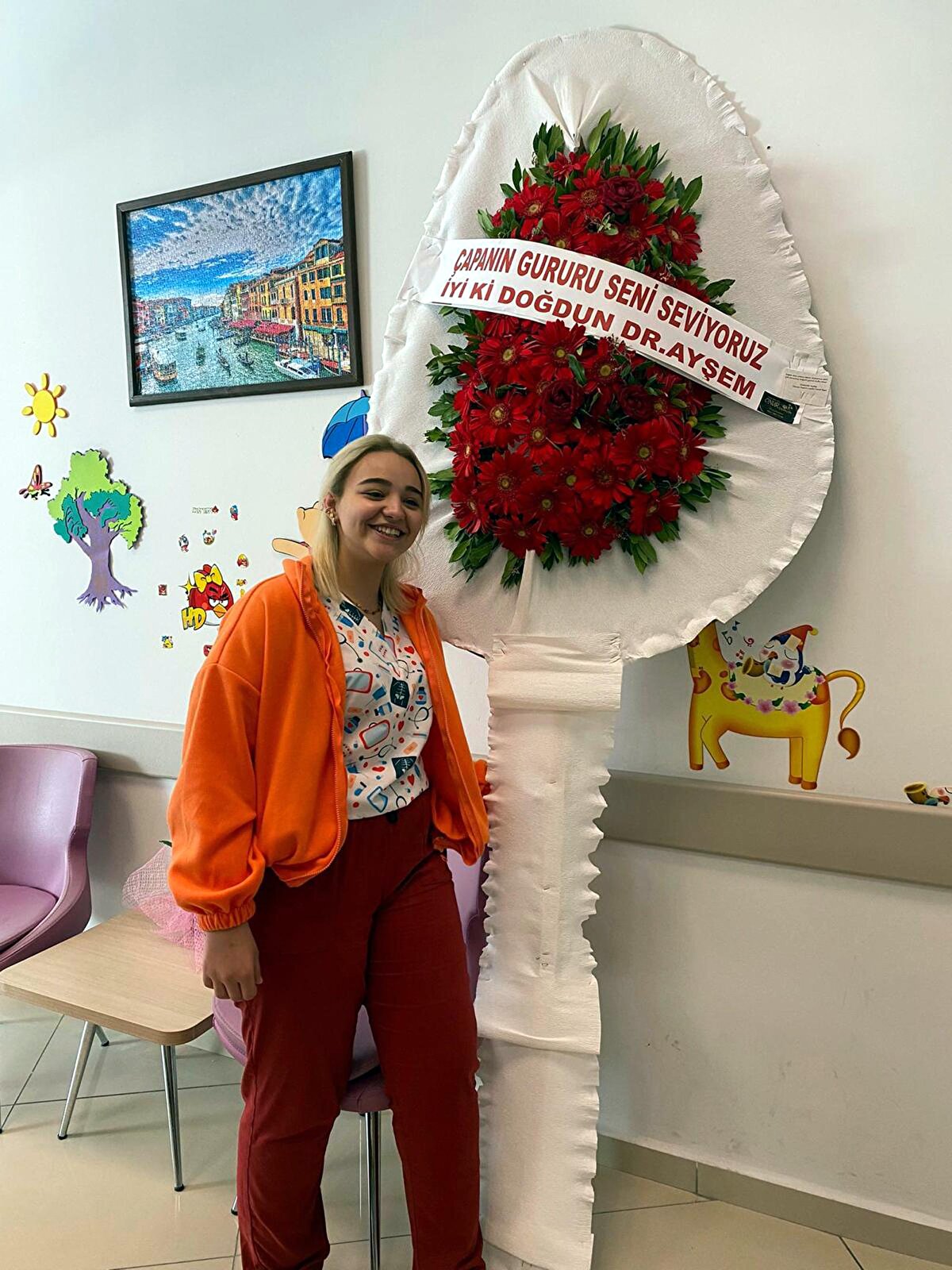 Çerkezköy'e gelen Özkiraz'ın kendisine Çerkezköy Devlet Hastanesi çocuk cerrahi bölümünde staj yapacağını söylediğini anlatan C.T.K., "Aynı zamanda bu süreçte de dayısının evinde kalacağını söyledi. Ben Çerkezköy Devlet Hastanesi'nin küçük bir hastane olduğunu Eğitim ve Araştırma Hastanesi olmadığını, burada staj yapmasının mümkün olmadığını söyleyince beni yine geçiştirdi. Ben Çerkezköy Devlet Hastanesi Çocuk Cerrahi Bölümüne Ayşe'nin daveti üzerine birçok kez gittim. Burada uzman doktor olarak görev yapan doktor M.K. ve sekreteri T.A. ile tanıştım. Onlar da Ayşe'ye hocam diye hitap ediyorlardı. Ayşe sürekli bana muayene ve ameliyatlardan fotoğraflar ve videolar atıyordu. Bizzat ameliyat masasında yatan hastanın başında ameliyat yaptığı anı gösterir fotoğraflar atıyordu" dedi.