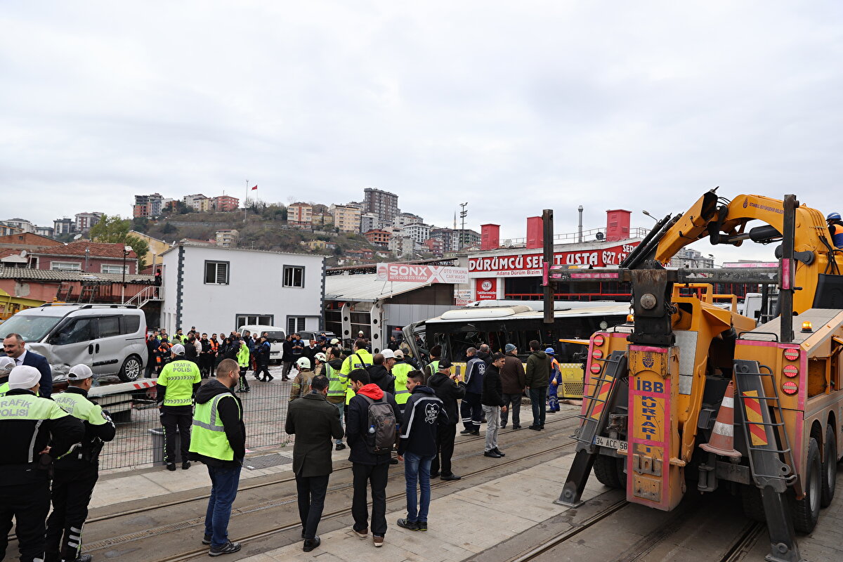 İstanbul Adliyesi'ne getirilen ve savcılıkça ifadesi alınan şüpheli, "bilinçli taksirle birden fazla kişinin yaralanmasına sebep olmak" suçundan tutuklama talebiyle nöbetçi sulh ceza hakimliğine sevk edildi. Özcan'ın çıkarıldığı mahkemece tutuklandı.