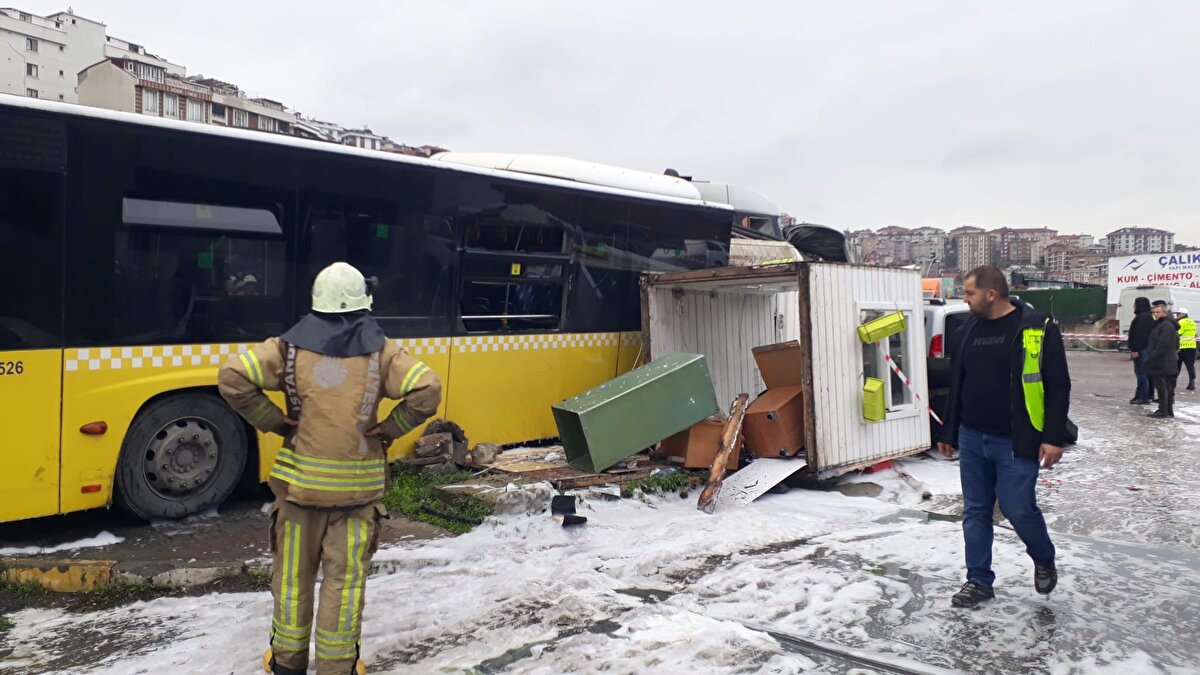 Semi Özcan'ın savcılıktaki ifadesi ortaya çıktı. Özcan, ifadesinde yaklaşık 7 yıldır vatman olduğunu belirterek şunları söyledi:<br><br>"İki yıldır T5 Eminönü-Alibeyköy tramvay hattında çalışmaktayım. Alibeyköy durağından yolcuları aldıktan sonra tekrar hareketlendim. O esnada kabin içerisinde yalnızdım. En son yolu takip ettiğimi biliyorum. Ancak hareketlendikten sonraki süreci hatırlamıyorum. 4 ay kadar önce kalp çarpıntısı şikayetiyle hastaneye gitmiştim. Bunun dışında herhangi bir kronik rahatsızlığım bulunmamaktadır. 