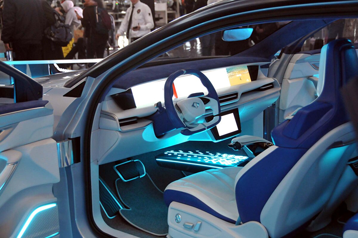 YABANCI YOLCULAR TOGG'U BEĞENDİ<br><br>Pasaport kontrolünden geçtikten sonra otomobili gördüğünü ve ünlü bir markanın otomobiline benzettiğini söyleyen Tunuslu Muhammed Mahjoub, "Araba çok güzel, çok şaşırdım. Arabanın dış dizaynını çok beğendim çok çekici. Dışarıdan içeriye girdiğimde arabanın yanına geldim. Çok ünlü bir arabaya benziyor" dedi. Yolculardan  Abir Mahjoub ise, "Çok özel bir araç çok beğendim. Kapılar inanılmaz güzel, Daha önce böyle bir model görmedim. Mükemmel" diye konuştu.  