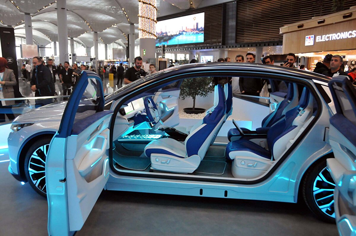 2023 yılının ilk çeyreğinde doğuştan elektrikli ilk akıllı cihazı C SUV'u banttan indirmeye hazırlanan Togg, 'Konsept Akıllı Cihaz' olarak isimlendirdiği konsept otomobilini İstanbul Havalimanı'nda sergiledi. Bugün itibariyle yerli ve yabancı yolcuların beğenisine sunulan otomobil büyük ilgi gördü. Otomobil bir ay boyunca İstanbul Havalimanı'nda sergileneceği öğrenildi.<br>