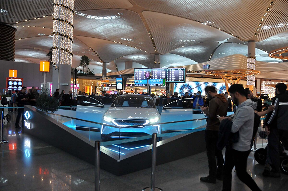  “4-5 yılıdır elektrik araba kullanıyorum. Birçok modelini kullandım oğlumla beraber. Hastasıyız elektrikli arabaların.  Tesla'da gözümüzü açtık. Şu nda Türkiye'de iki tane daha aldık. TOGG'uda bekliyoruz. Arabayı gördüm. Çok güzel çok şık. Oturmak bakmak lazım. Sürüp yol tutuşuna bakmak lazım. Tasarımı çok şık. Çok beğendik. Almayı da düşünüyorum.