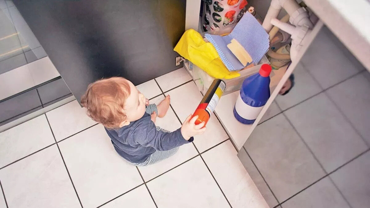 PANDEMİDE ÇOCUK ZEHİRLENMELERİ ARTTI<br>Kazara zehirlenmelerde de çocukların en büyük tehlikeyi yaşadığını anlatan Prof. Dr. Akpınar, pandemi döneminde ev kimyasallarına bağlı çocuk zehirlenmelerinin 6-7 katına çıktığını söyledi. Prof. Dr. Akpınar, "Örneğin pandemi evdeki kimyasalları kazara içen çocukların sayısı yılda 2-3 binlerdeyken, pandemi döneminde bu sayı 11- 12 binlere çıktı. Özellikle çocukların evde olduğu dönemlerde kimyasal ajanlara yani koroziv ajanlar diyoruz biz bunlara; yemek borusuna çok zarar veriyor ve ölümcül olabiliyor, maruziyet ve sayılar inanılmaz artıyor"dedi.