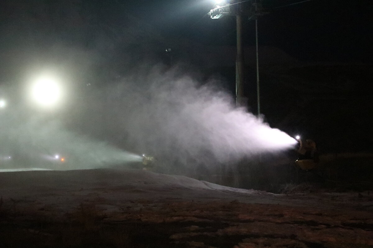 Cıngı, karlama çalışmalarına ilişkin, "Saatte 8 bin 750 metreküp kar üretebiliyoruz. Hacılar ve Tekir kapılarda iki su kaynağımız var. Tekir göletimiz ve Hacılar Kapı`daki suni göletimizden tesisatımızı besliyoruz. Su kaynaklarından aldığımız suların yüksek basınçla havaya püskürtülmesi neticesinde kar oluşumu sağlanıyor." bilgisini verdi.<br>