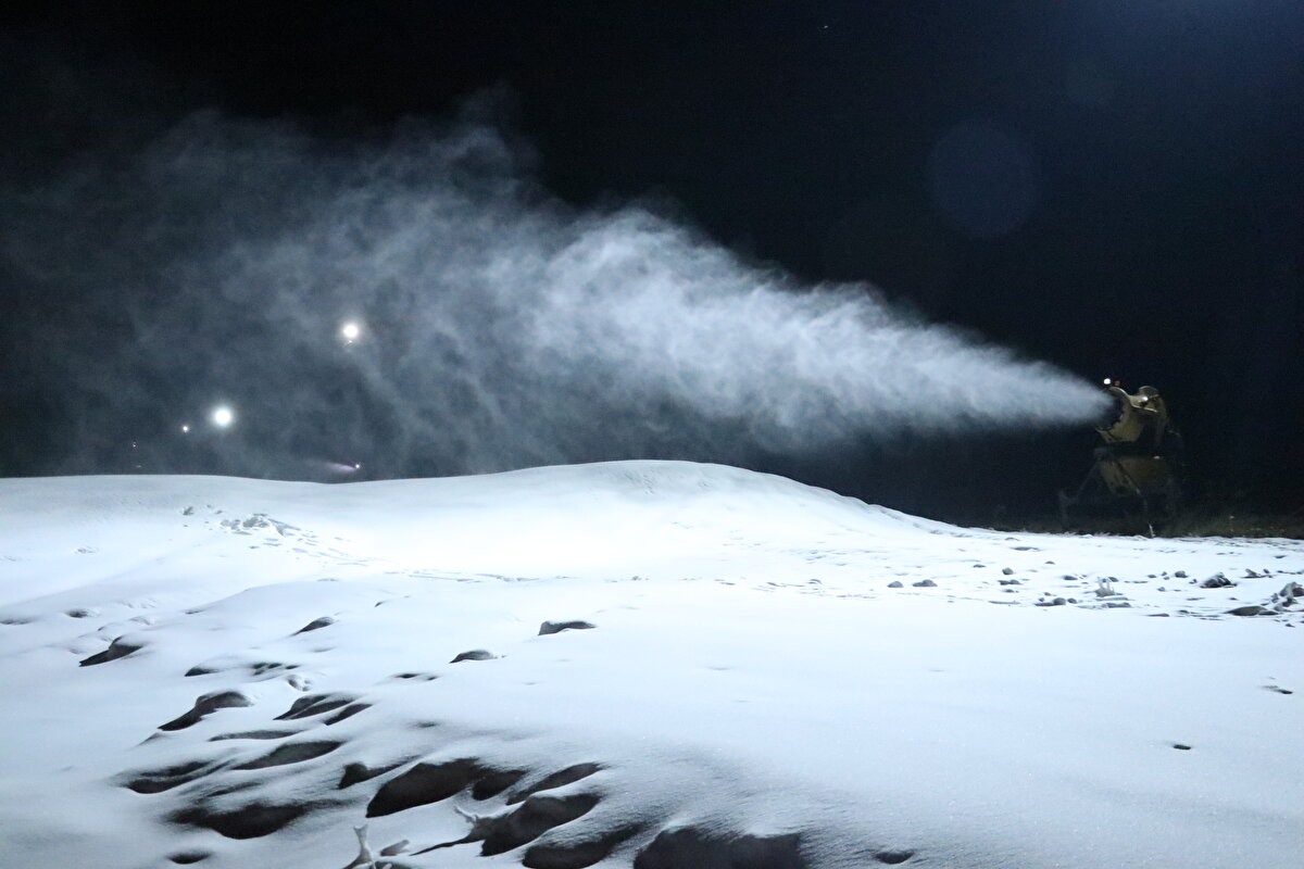 Kurak giden mevsim için yönetimin aldığı kararla Develi, Hacılar, Tekir, Hisarcık gibi bölgelerde 160 karlama makinesi ile yapay kar üretiliyor.<br>
