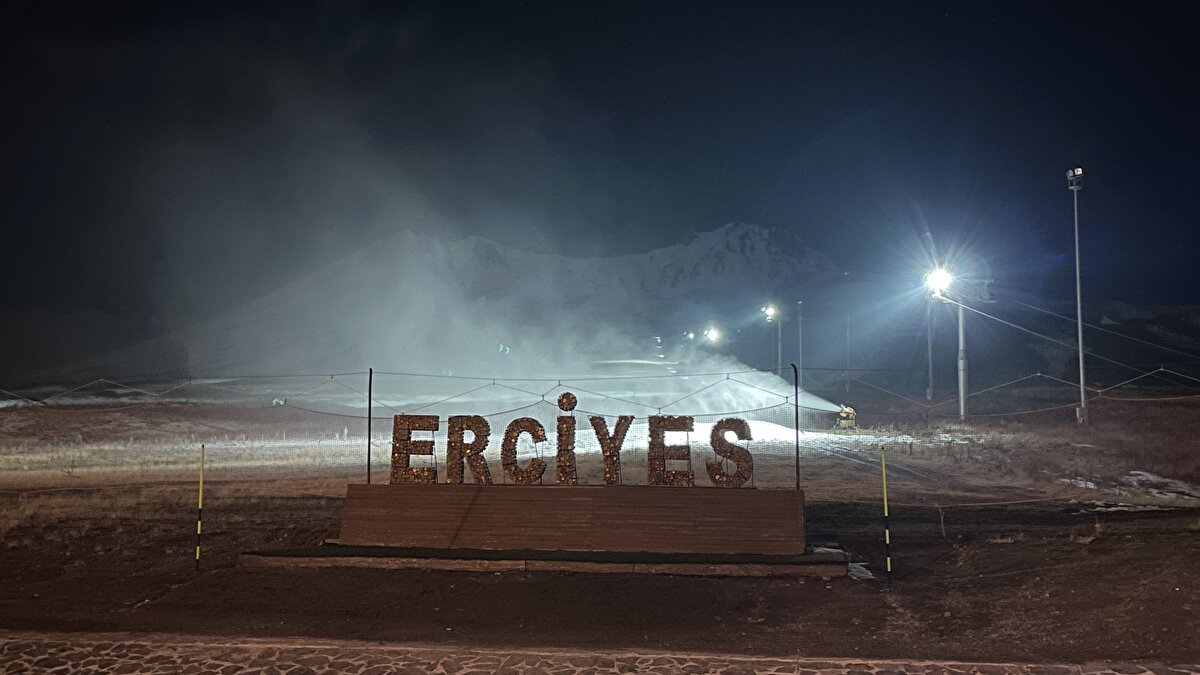 Küresel ısınmanın Avrupa`da düşük irtifadaki kayak merkezlerini daha fazla etkilediğine işaret eden Cıngı, şunları kaydetti: "Suni karlama sistemimizi çok verimli kullanıyoruz. Her yıl kar yağışı olmadan kayak faaliyetlerimizi başlatıyoruz ve aralık ayı içerisinde peyderpey hiç kar yağmasa dahi kayak merkezimizin pistlerini açma imkanına kavuşuyoruz. Karlama sistemleri artık kayak merkezlerinin olmazsa olmazı hüviyetine büründü. Çünkü şu anda Avrupa`daki iklim çalışmalarının çok yoğun bir kısmını kayak merkezlerinin önümüzdeki 5, 10, 50 yıldaki durumu ilgilendiriyor. Bilim adamları çok ciddi çalışmalar yapıyor. Dünyada kayak merkezi olup da suni karlama ihtiyacı olmayan bir nokta neredeyse kalmadı diyebiliriz. Eğer özellikle uluslararası iddianız varsa, yurt dışından da misafir getirme maksadı güdüyorsanız bunu kar garantili kayak merkezi olarak yurt dışı piyasasına da sunmak zorundasınız. Biz Erciyes olarak çok şükür her yıl bu dönemlerde kar üretiyoruz. Aralığın çoğu zaman ilk haftası veya ikinci haftası içerisinde kayak pistlerimizi açıyoruz. Ondan sonra da ocak ayı içerisinde yoğun olarak yağan karla beraber sezonumuz mayısa kadar devam ediyor."<br>