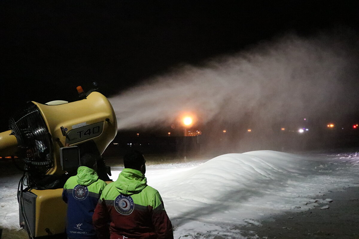 Erciyes AŞ Yönetim Kurulu Başkanı Murat Cahid Cıngı, son yıllarda küresel ısınma nedeniyle mevsimlerin neredeyse birer ay kaydığını söyledi.<br>