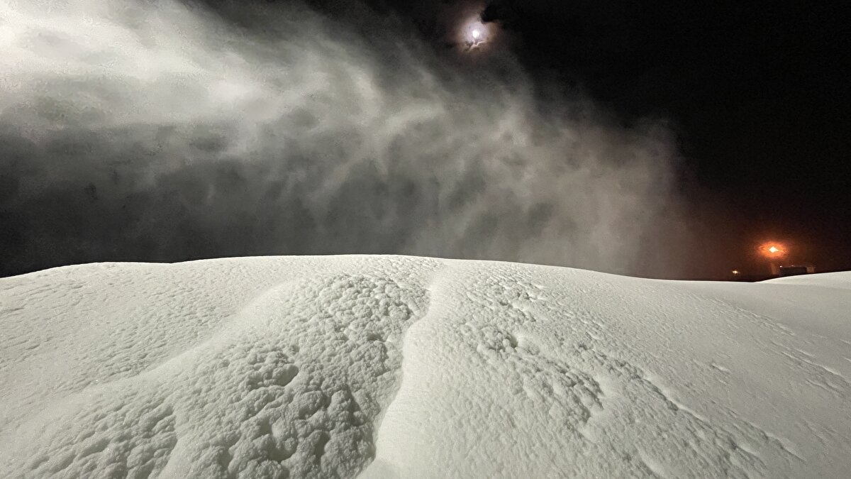 Sahada yaklaşık 160 makina ile karlama yaptıklarını aktaran Cıngı, bu makinaların farklı kategorilerde, mobil ve direk tipi modelleriyle pistlerin durumuna, eğimine, genişliğine göre hareket ettiklerini anlattı.<br>