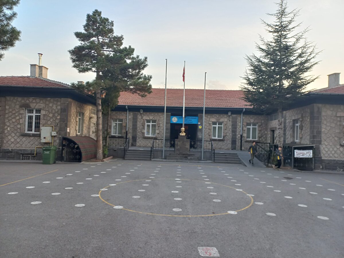 Olay, saat 16.30 sıralarında, Melikgazi ilçesi Tacettin Veli Mahallesi Deliklitaş Caddesi'ndeki Nuri Has Ortaokulu'nda meydana geldi. 