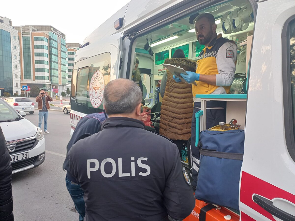 Yurtta kalan 7'nci sınıf öğrencilerden biri, okula kek getirdi. Öğrencilerden 5'i, kek yemelerinin ardından rahatsızlanarak, durumu öğretmenlerine bildirdi. İhbarla okula gelen sağlık ekipleri, 5 öğrenciyi gıda zehirlenmesi şüphesiyle hastaneye kaldırdı.