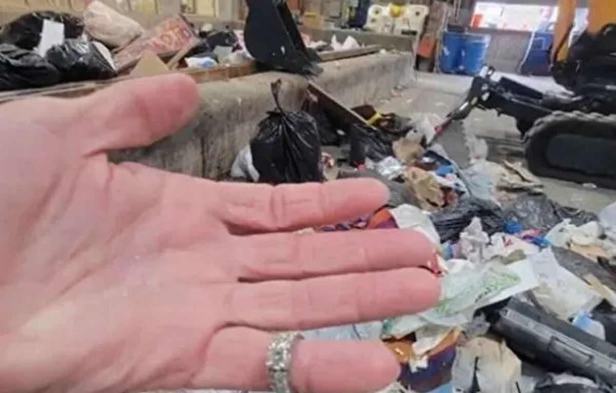 KEREVİZLER YARDIMCI OLDU<br><br>Güvenlik kamerası görüntüleri incelenince Butler'ın çöp torbasını attığı yer belirlendi. Söz konusu torbayı çöp yakma fırınına götürecek araç kıl payı yakalandı.<br><br>İkili böylece Butler'ın bıraktığı gri saplı beyaz renkli çöp poşetini aramaya koyuldu. Butler, "Kerevizi, yoğurt kaplarını ve orada olduğunu bildiğim şeyleri görebiliyordum. Doğru çöp torbasına baktığımızı biliyordum. Kereviz sapları sayesinde çöp poşetini bulduk" dedi.<br><br>Bu esnada olanları görev diğer işçiler de araçtaki 20 ton çöpe el atıp yardım etmeye başladı.<br><br>En sonunda Senibaldi, çöp torbasının dibinde yüzükleri buldu.<br><br>Yönetici daha önce de benzer olayların yaşandığını belirtti.