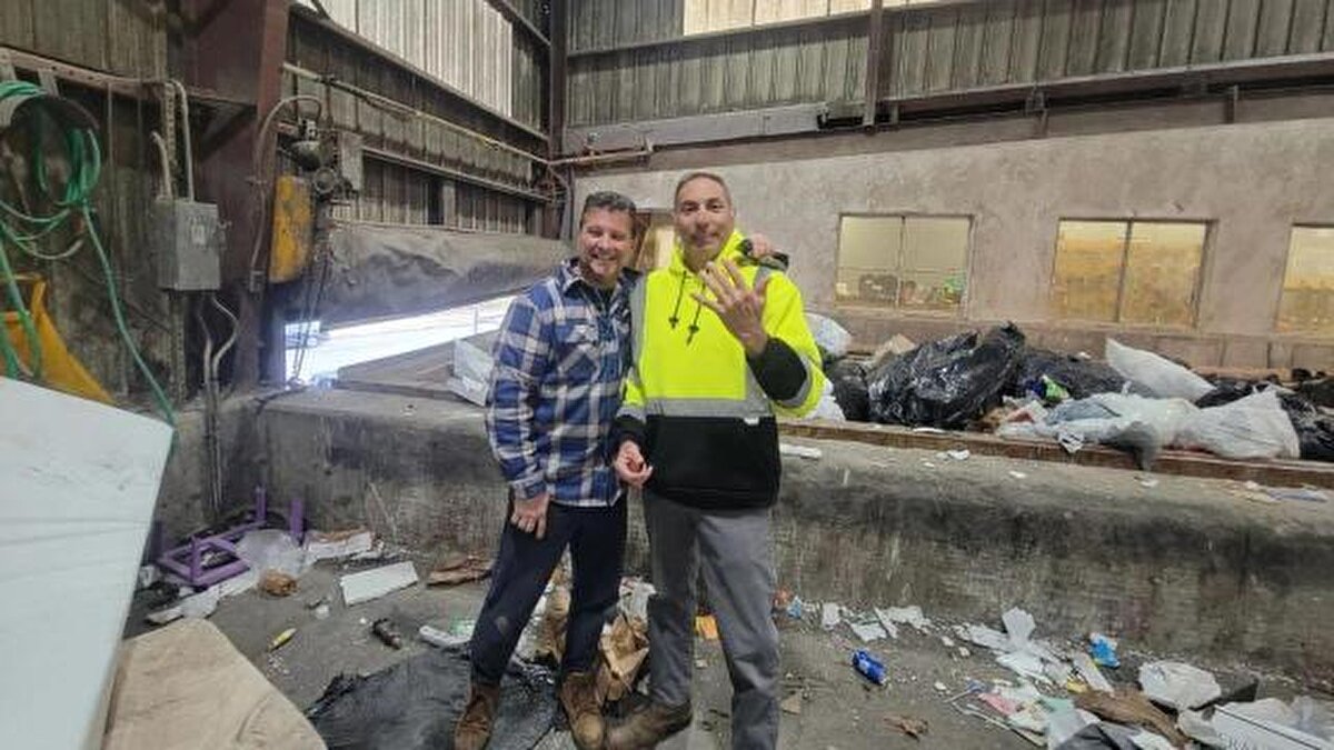 Kevin Butler ise peçeteleri aynı gün çöpe attığını ve çöpü aktarma istasyonuna götürdüğünü söyledi. Bölgede halk kendi çöplerini teslim edebiliyor ya da alınması için ödeme yapıyor. Cindy Butler kısa süre sonra yüzüklerini aramaya başlayınca eşi, takıların çöpte olabileceğini fark etti.<br>