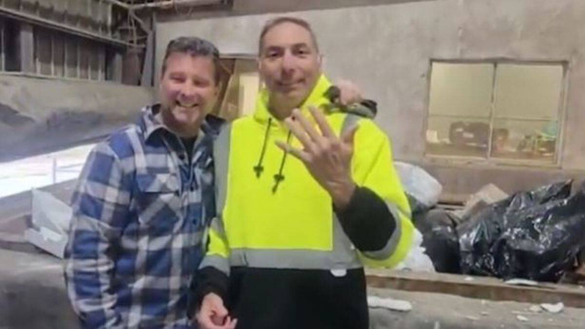 "Kaybolduklarını düşündüm" diyen Kevin Butler, hızla çöp aktarma istasyonuna gitti.<br><br>Şükran Günü'nden hemen önce en yoğun zamanını yaşayan istasyonda çöp torbalarıyla dolu yığınlar arasında yüzüğünü nasıl bulacağını düşünen Butler'ın imdadına istasyonun yöneticilerinden Dennis Senibaldi yetişti.