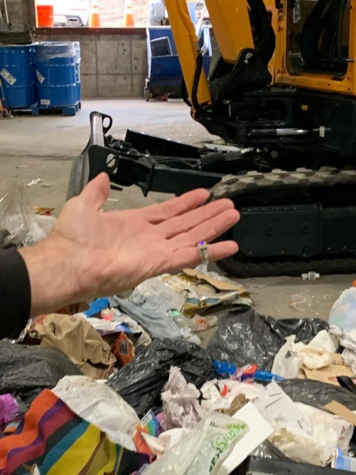 Şimdiye kadar başka elmas yüzükler, 4 bin dolar değerindeki takım elbise ve 10 bin dolar nakit para için gelindiğini ve çöpte bunların hepsini bulduklarını ifade etti.<br><br>