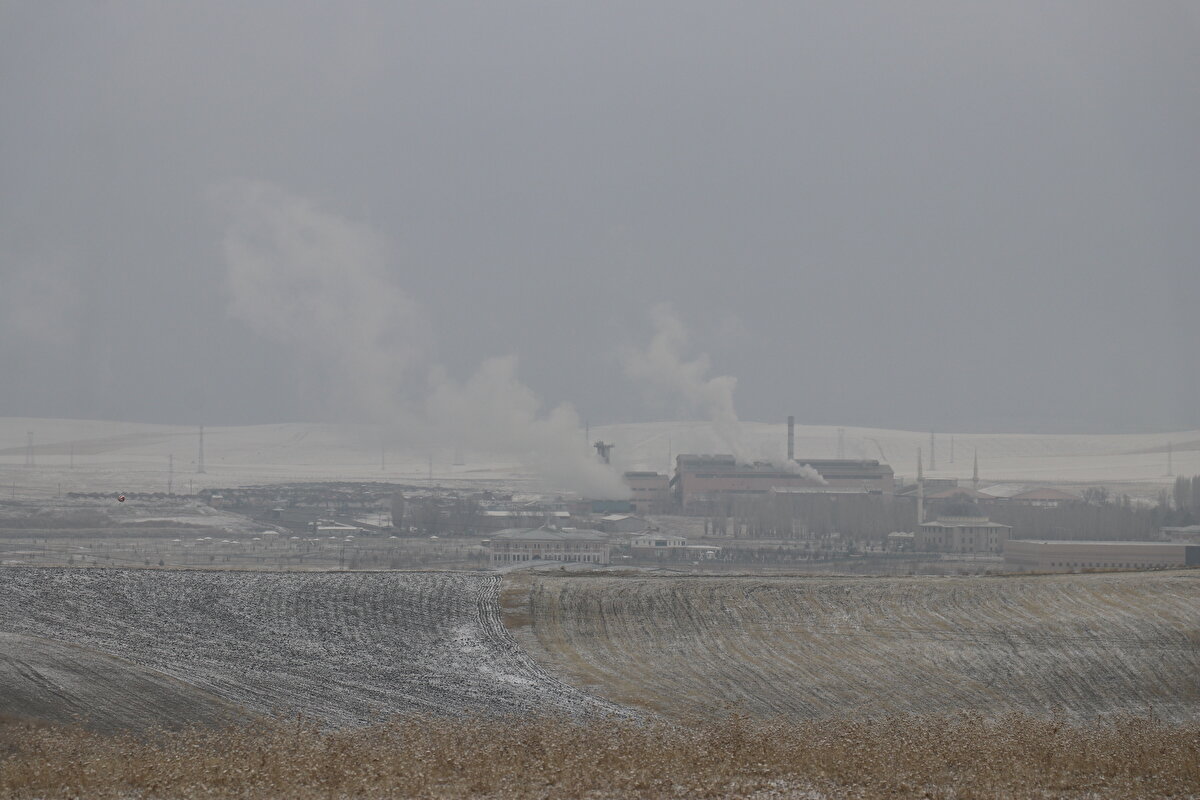 Karayolları ekipleri kar küreme ve tuzlama çalışması yaptı.