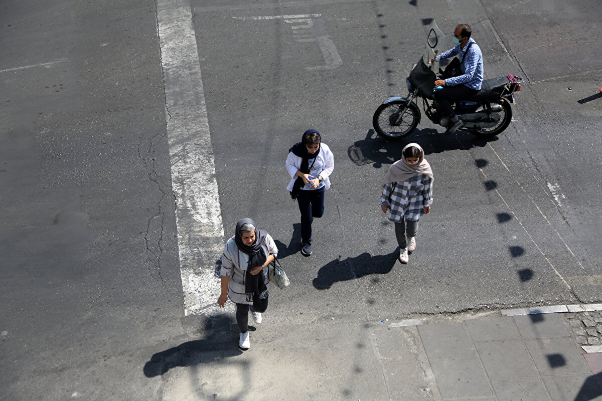 İran'da zorunlu başörtüsü uygulaması tartışmaları devam ederken ülkenin dini lideri Ayetullah Ali Hamaney'den dikkat çeken bir çıkış geldi.