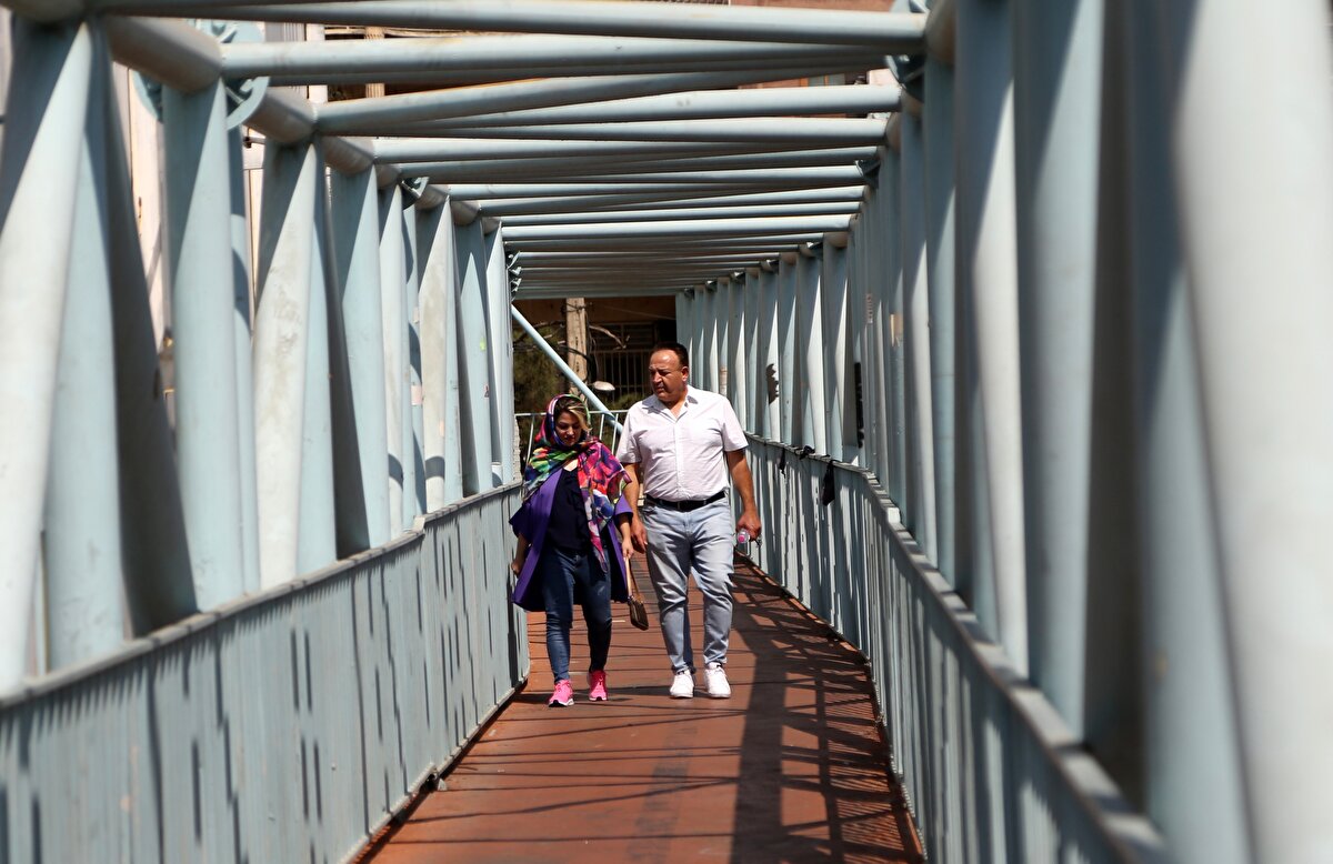 İran dini lideri Hamaney, ülkedeki kültür sisteminin "Devrimci bir şekilde yeniden yapılandırılması" çağrısında bulunarak, "Ülkenin kültürel yapısında devrim yapmak gerekiyor. Yüksek Konsey, ülkenin farklı alanlarında kültürdeki zayıflıkları gözlemlemelidir" ifadelerini kullandı.<br><br>