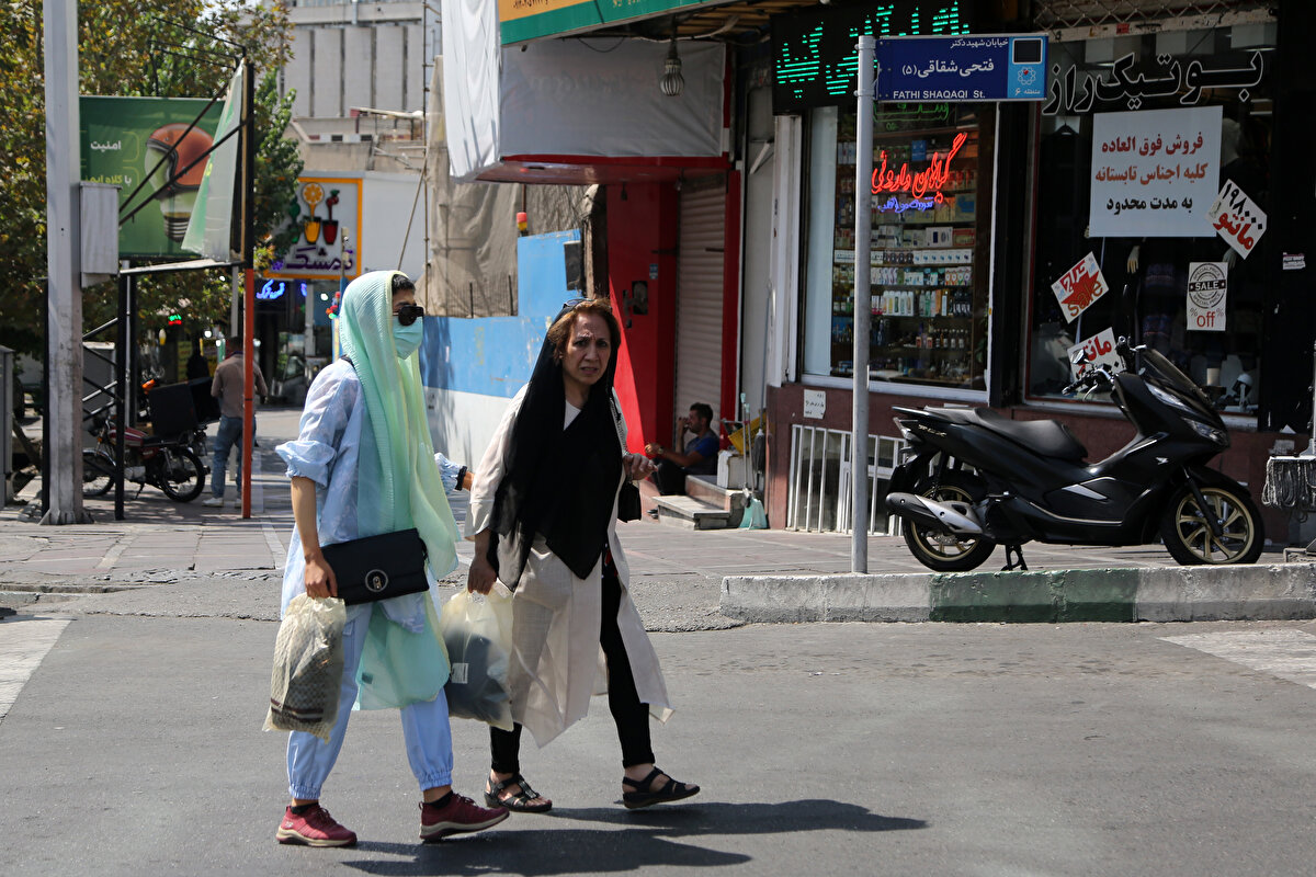 Başsavcı Mohammad Jafar Montazeri'nin geçtiğimiz günlerde ahlak polisi birimlerinin kaldırıldığını açıklaması kafa karışıklığı yarattı. Ancak konuya ilişkin devlet yetkililerden resmi bir açıklama gelmedi.