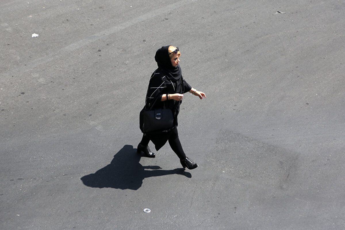 İran Başsavcısı Muhammed Cafer Muntazeri, ülkede Mahsa Amini'nin hayatını kaybetmesi sonrası başlayan "Zorunlu başörtüsü" protestoları devam ederken, başörtüsü konusunda da çalışma başlattıklarını söylemişti. Muntazeri, İran Meclisi ve Devrim Yüksek Konseyi'nin başörtüsü konusunda yasal bir düzenleme üzerinde çalıştığını ve yakın bir zamanda sonucun açıklanacağını belirterek, "Anayasaya bağlı kalarak karar alacağız. Çalışmalar 15 gün içerisinde sonuçlanacaktır" dedi.<br><br>