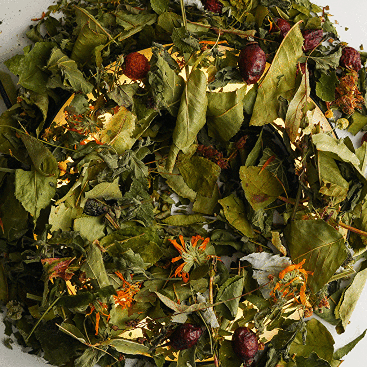 Ihlamurun faydasını ve etkisini arttırmak amacıyla birçok farklı bitkilerle demleyebilirsiniz.