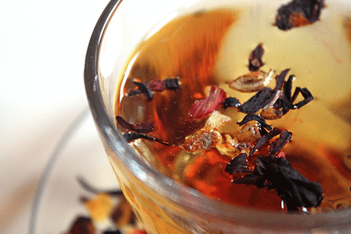 Bağışıklık sistemini destekleyici bir karışım olan ıhlamur-kuşburnu günde 1-2 bardak tüketilebilir.