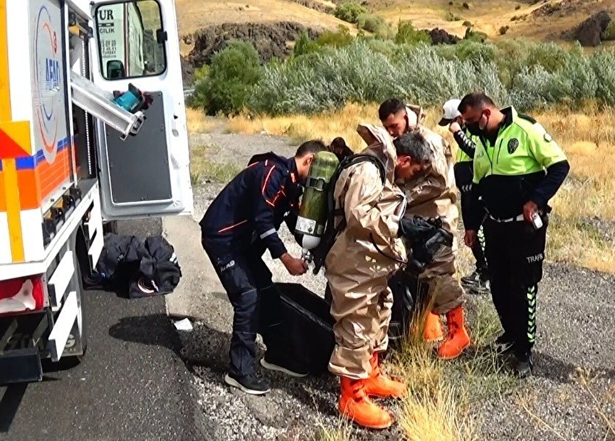 İtfaiye ekipleri de bölgede detaylı temizlik çalışması yürüttü.<br><br>Sabun ve tuz ruhu üretiminde kullanıldığı belirtilen kimyasal maddenin, başka bir TIR'a nakledileceği öğrenildi.