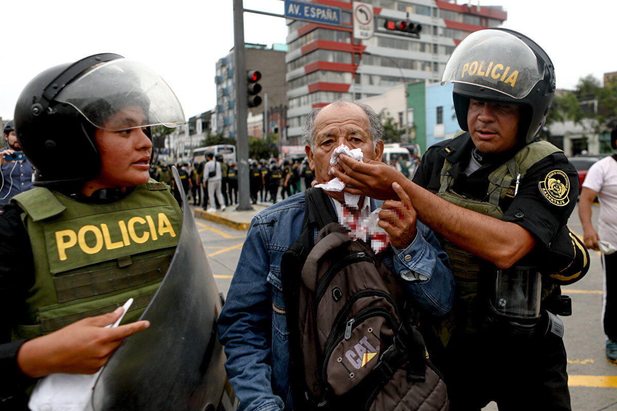 Cumhurbaşkanı Yardımcısı Dina Boluarte, Castillo'nun görevinden alınmasının ardından ülkenin yeni Cumhurbaşkanı olarak yemin etti. 60 yaşındaki solcu avukat Dina Boluarte aynı zamanda ülkenin ilk kadın kadın devlet başkanı oldu. Kongredeki kürsüde "Tanrı, anavatan ve anayasa" üzerine yemin ettikten sonra yasa gereği bugünden itibaren 28 Temmuz 2026 tarihine kadar görevde bulunacağını belirten Dina Boluarte, konuşmasında ulusal egemenliği savunacağını, ülke anayasası ve tüm yasalara uyacağını ve uygulayacağını taahhüt etti. Boluarte'nin yemini sırasında Castillo karşıtı göstericiler kongre binası önünde toplandı.<br><br>