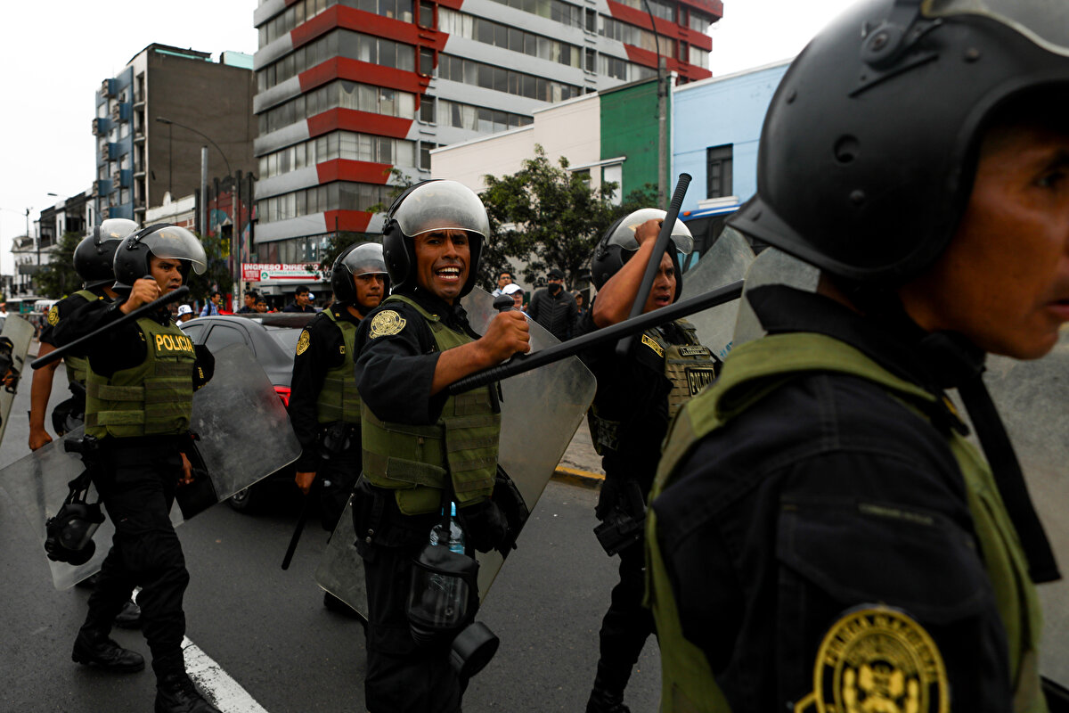 Ülkede yaşanan siyasi kriz nedeniyle Castillo destekçilerinin ve karşıt görüşlü vatandaşların sokağa çıkarak protesto ettikleri görülürken Peru Silahlı Kuvvetleri ise durumun kontrol altında olduğunu bildirerek halkı sakin kalmaya davet etti.