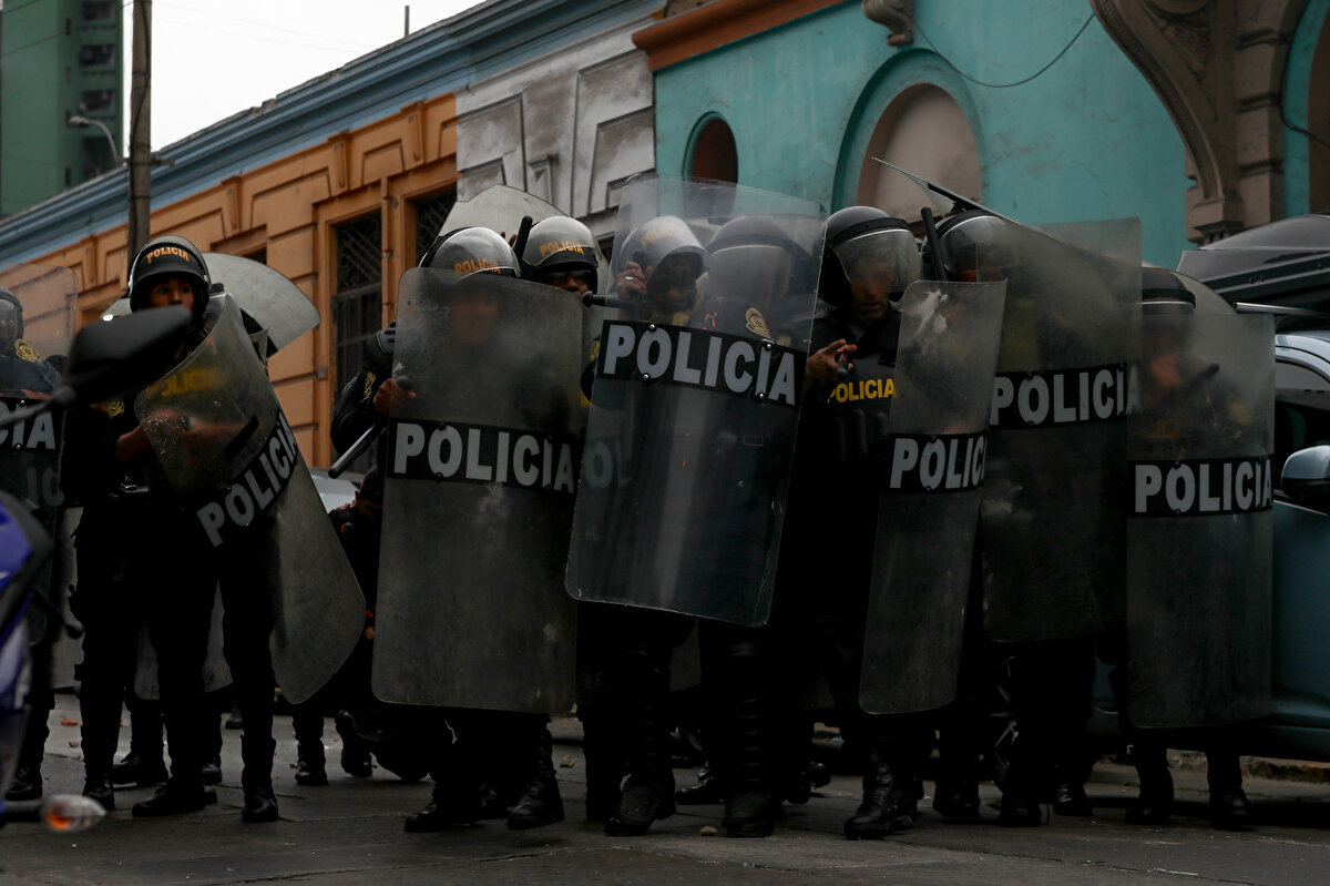 Peru'da Çarşamba sabahı patlak veren siyasi krizde Devlet Başkanı Pedro Castillo kendisini görevden almak isteyen Peru Cumhuriyet Kongresi'ni feshederek olağanüstü hal ilan ettiğini açıklamıştı. Kongre ise Castillo'nun kararına uymayacağını bildirerek oturuma devam etmiş, yapılan oylama sonucunda Castillo'nun görevden alınması kararı almıştı.