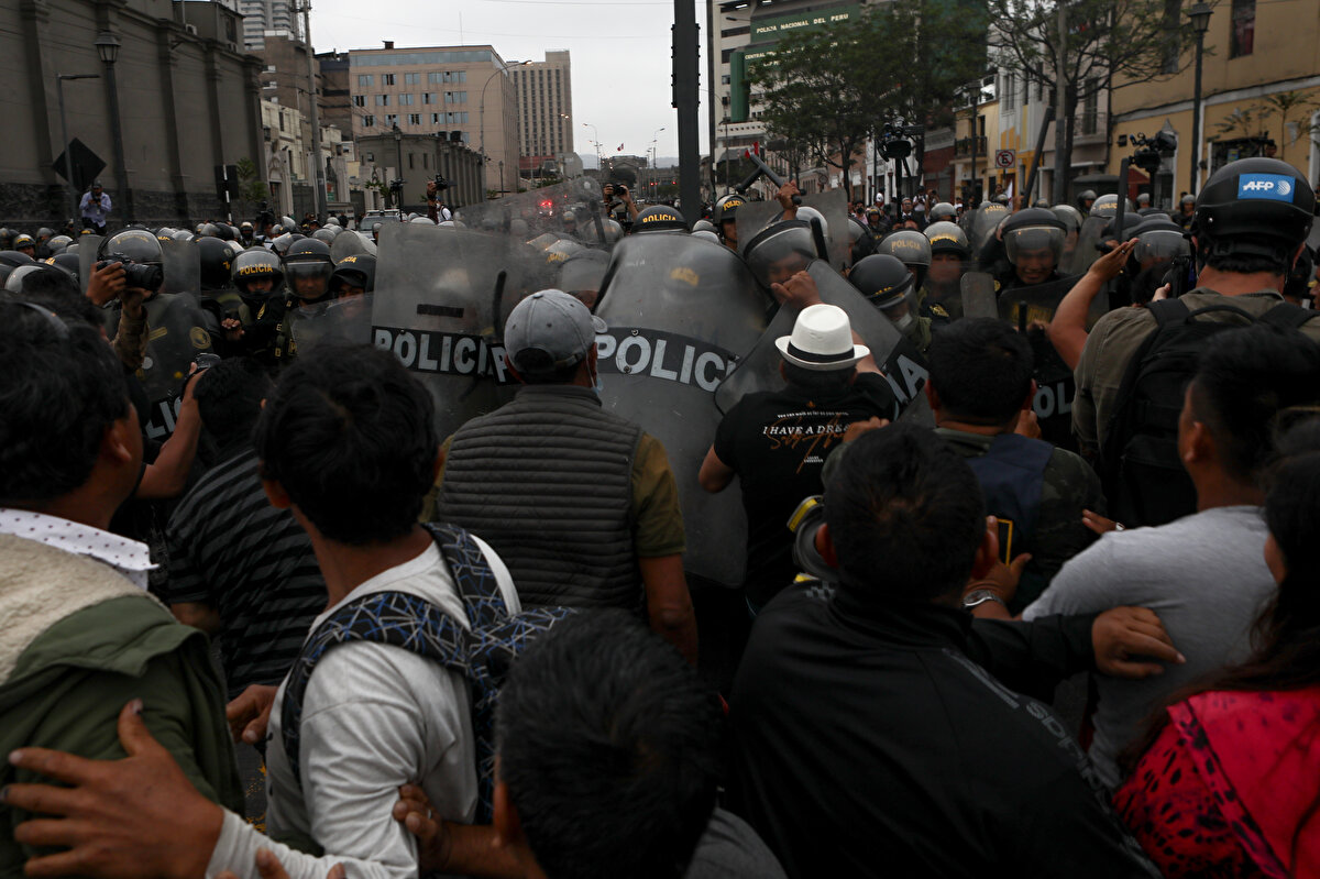 Castillo'nun meclisi feshetmesinin ardından Çalışma Bakanı Alejandro Salas, Ekonomi ve Maliye Bakanı Kurt Burneo, Adalet ve İnsan Hakları Bakanı Felix Chero, Dışişleri Bakanı Cesar Landa, Kadın ve Savunmasız Nüfus Bakanı Heidi Juarez, Çevre Bakanı Wilbert Rozas, Kültür Bakanı Silvana Robles, Ulaştırma ve Haberleşme Bakanı Richard Tineo, Dış Ticaret ve Turizm Bakanı Roberto Sanchez Palomino, Konut, İnşaat ve Temizlik Bakanı Cesar Paniagua, Eğitim Bakanı Rosendo Serna istifa etmişti.<br><br>