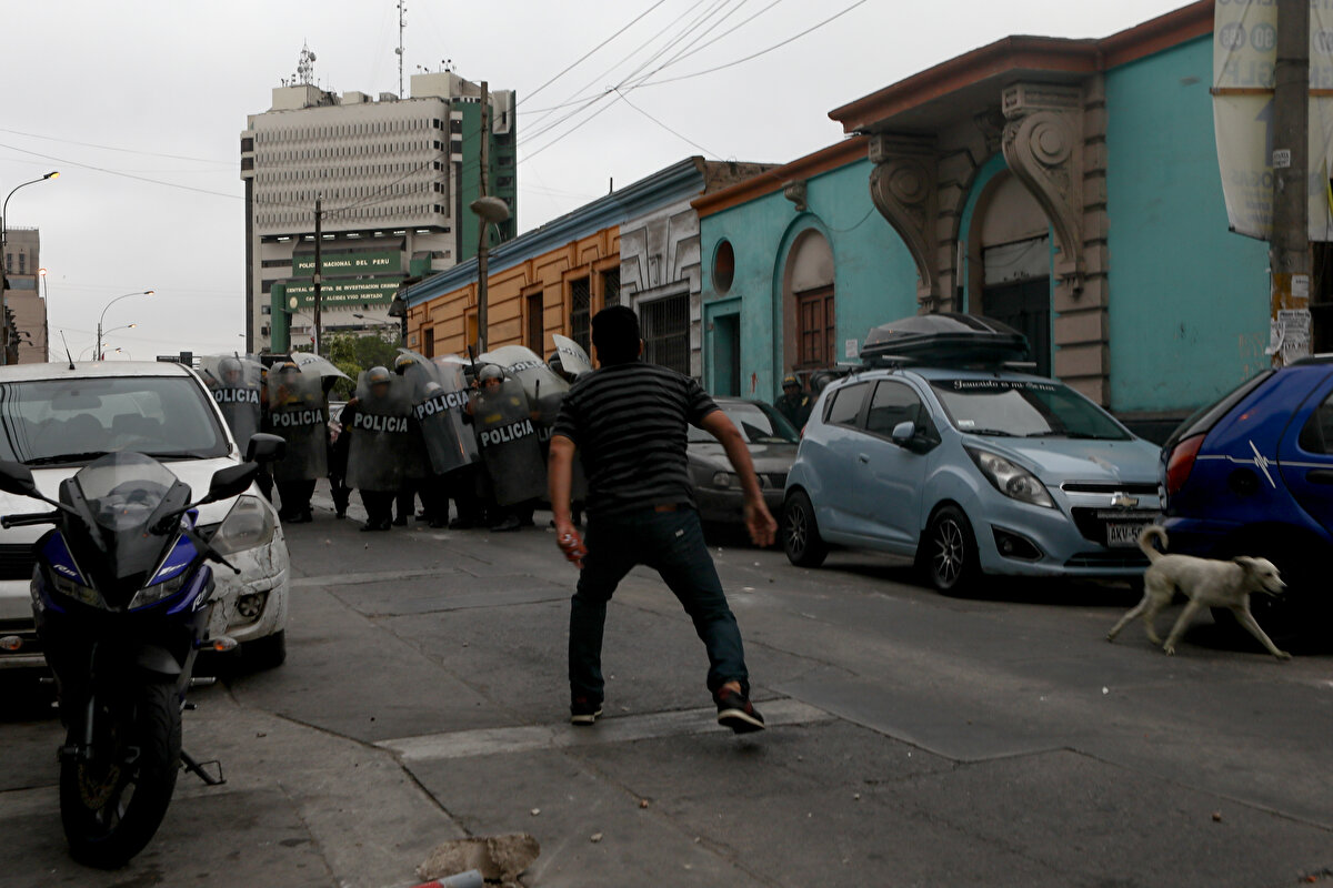 Peru Cumhuriyet Kongresi'nin oylaması sonucunda görevine son verilen Castillo'nun gözaltına alındığı bildirildi. Peru Ulusal Polisi ekipleri tarafından gözaltına alınan Castillo'nun başkent Lima Valiliğine getirildiği öğrenildi. Castillo, polisler eşliğinde arabaya bindirilerek, başkent Lima'ya bağlı Ate semtindeki Barbadillo Hapishanesine götürüldü.<br><br>