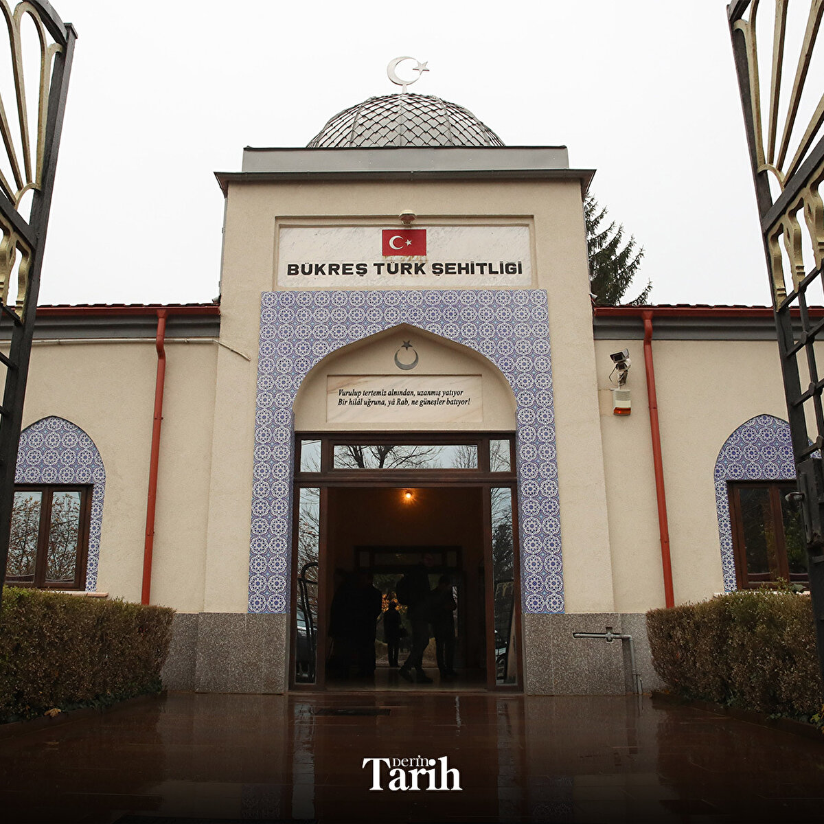 📌Romanya’nın Bükreş şehrinde bulunan şehitlik 6. Kolordu’ya bağlı 15. ve 16. Tümenlerden şehit düşen askerlerimiz adına yaptırılmış. 6. Kolordu, I. Dünya Savaşı’nda 27 Ağustos 1916’da açılan Romanya Cephesi’nde savaşmak için görevlendirilmişti.