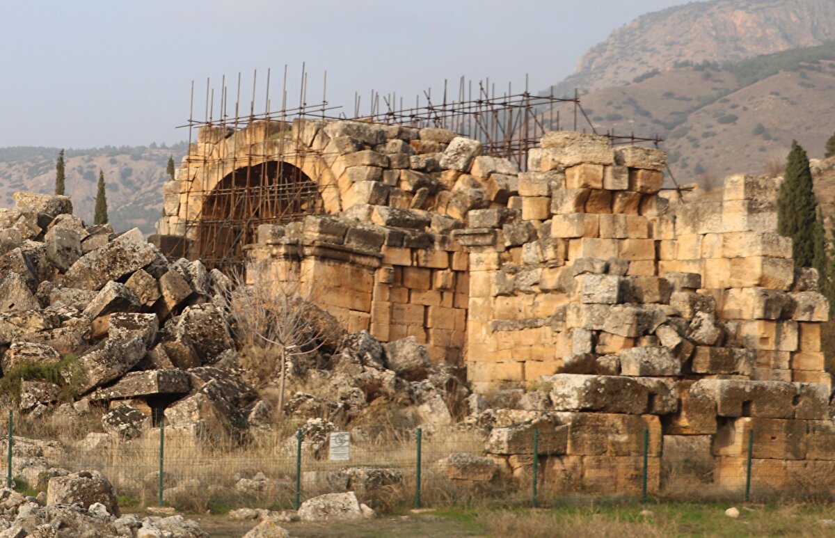 Yıkılma tehlikesi olan yapılar güvenlik nedeniyle etrafı çitle çevrilerek ziyarete kapatıldı.<br><br>