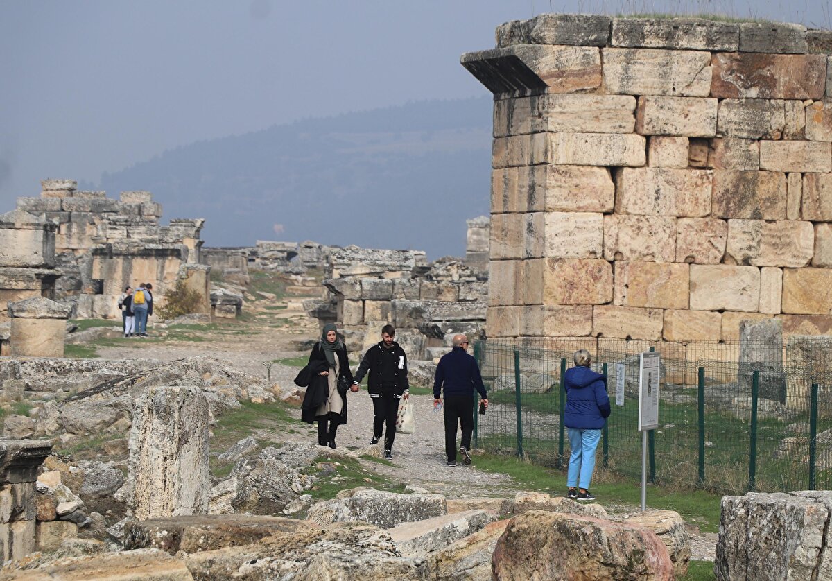Denizli'deki Hierapolis Antik Kenti UNESCO Dünya Mirası Listesi'nde yer alıyor. Yılda iki milyonun üzerinde turist ağırlayan tarihi kent yıkılma tehlikesiyle karşı karşıya kaldı.