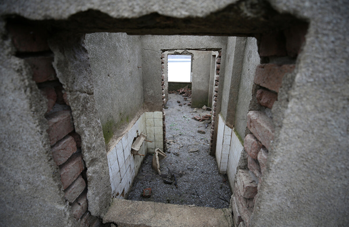 Köyde bulunan eski cami, muhtarlık, evler ve mezarlık su üstünde kaldı.