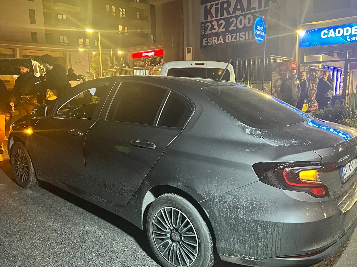 Otomobil sürücüsü ise olay yerinden kaçtı. Bölgeye AYEDAŞ ve itfaiye ekipleri sevk edildi.