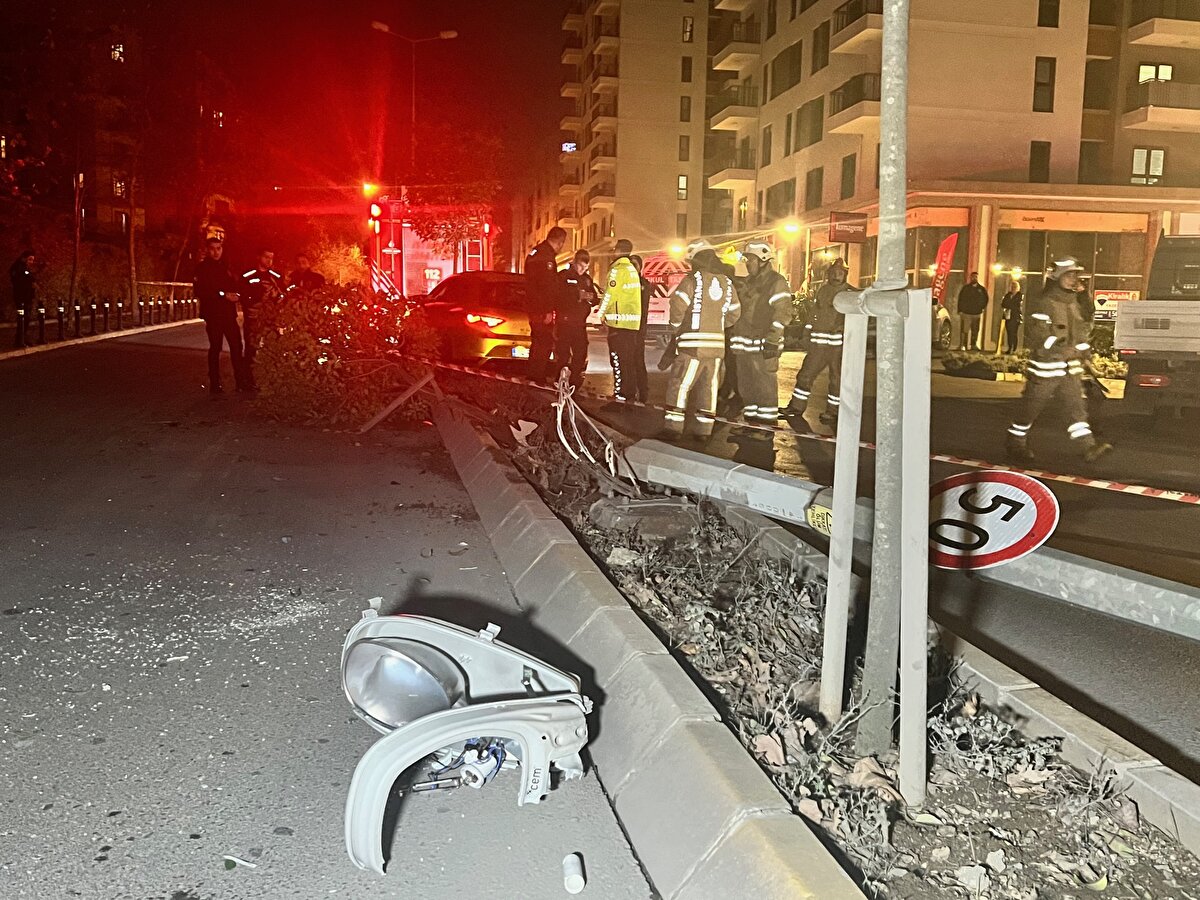 Devrilen aydınlatma direği, park halindeki otomobilin üzerine düştü. Park halindeki otomobilden inip markete giren sürücü Seymen Torga döndüğünde, direğin aracın üstüne düştüğünü gördü. Kaza yapan otomobil orta refüjdeki ağaçlara çarparak durabildi.