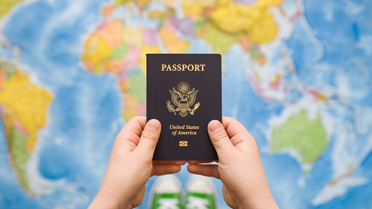 Dünyanın en güçlü pasaportları sıralamasında Birleşik Arap Emirlikleri (BAE) zirvede yer alıyor. <br><br>Passport Index'in son güncellemesine göre, BAE vatandaşları 180 ülkeye vizesiz ya da 'varışta vize' ile seyahat edebiliyor. <br><br>Listenin sonundaki Afganistan'ın vatandaşları ise sadece 38 ülkeye benzer şekilde giriş yapabiliyor. Türkiye, Rusya ile birlikte 38. sırada bulunuyor. <br><br>Araştırmaya göre neredeyse her ülkenin pasaportu bu yıl daha güçlü hale geldi. Vanuatu dışındaki tüm ülkelerin seyahat özgürlüğü arttı.