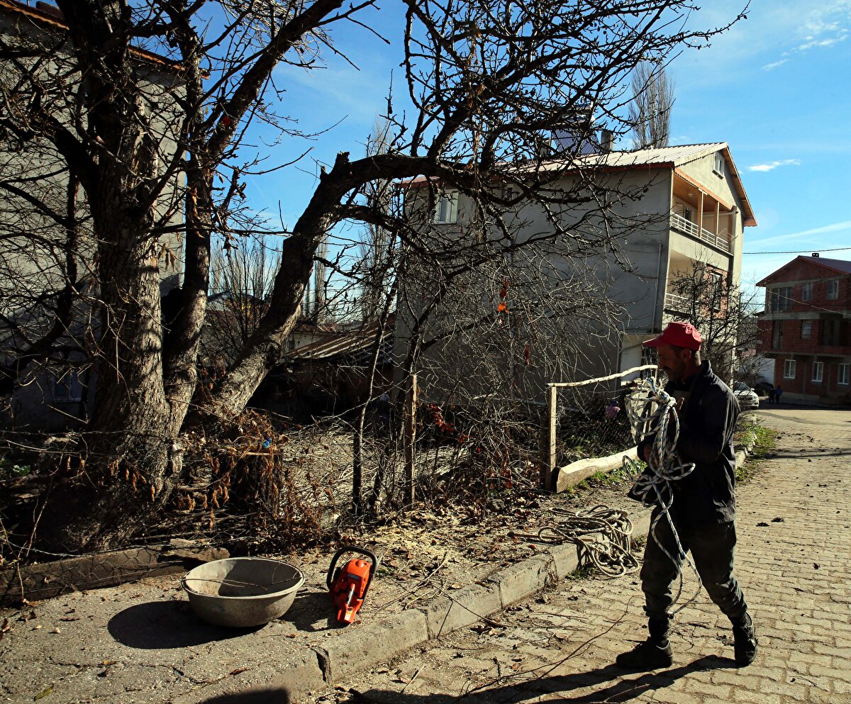 Yapacağı anlık bir hata sonucu yaşamını kaybedebileceğine dikkati çeken Ayhan, "İşimiz hatayı kabul etmez. Başçiftlik ve çevresinde bu işi yapan 2 kişiydik. Diğer arkadaşımız 15 yıl önce budama yaparken düştü. Kırıklarla kazayı atlattı. İyileştikten sonra da bu işi bıraktı." dedi.<br>