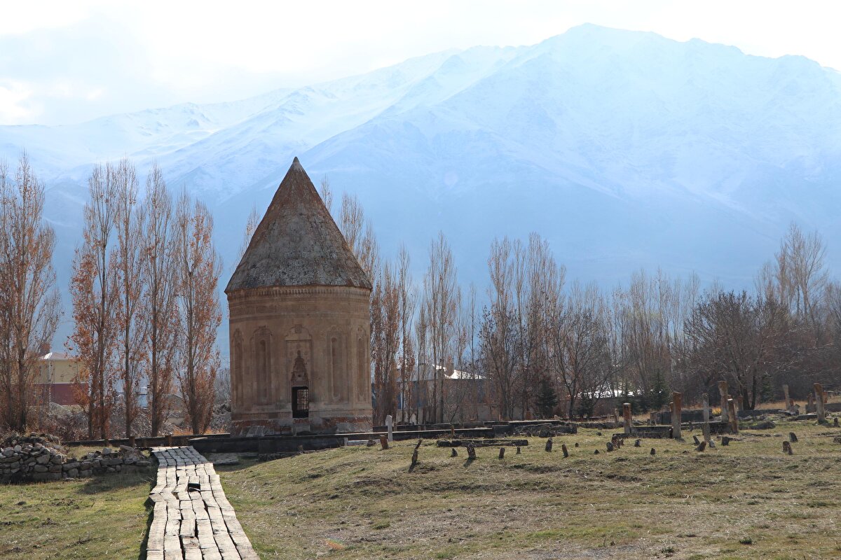Binanın yıkılmasının vatandaşları memnun ettiğini söyleyen Sezer, "Kadim bir kültürün mirasını teşkil eden Halime Hatun kümbetinin bu çirkin görüntüden kurtulması hepimizi ziyadesiyle mutlu etti. Burası her yıl binlerce kişinin ziyaret ettiği bir alan. Böyle bir değere sahip olan bir yerin bu çirkin görüntüden kurtulmasından dolayı çok mutluyuz" diye konuştu.<br><br>