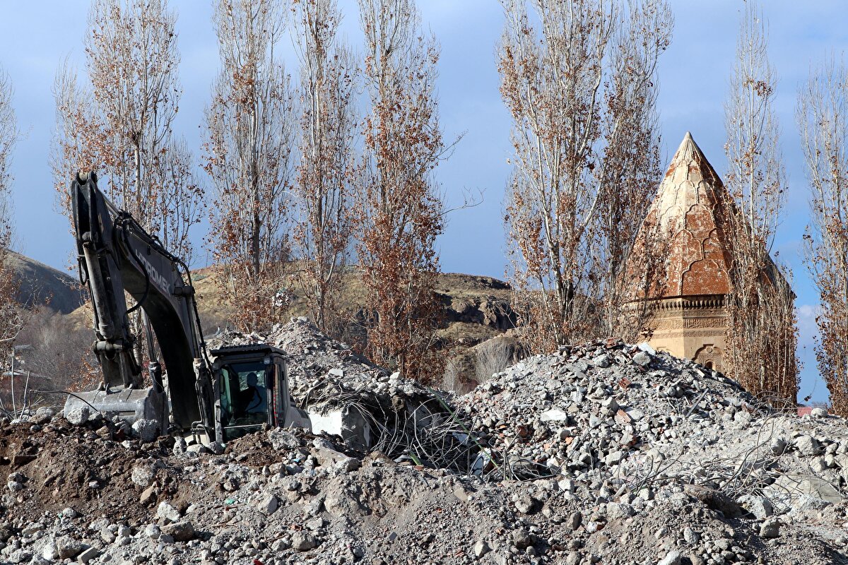 Gevaş Belediye Başkanı Murat Sezer, "Bu yurt 2007 yılında inşa edilmişti. Selçuklu kümbetinin siluetini olumsuz yönde etkilemekteydi. Kirli bir görüntüye neden oluyordu" dedi.<br><br>