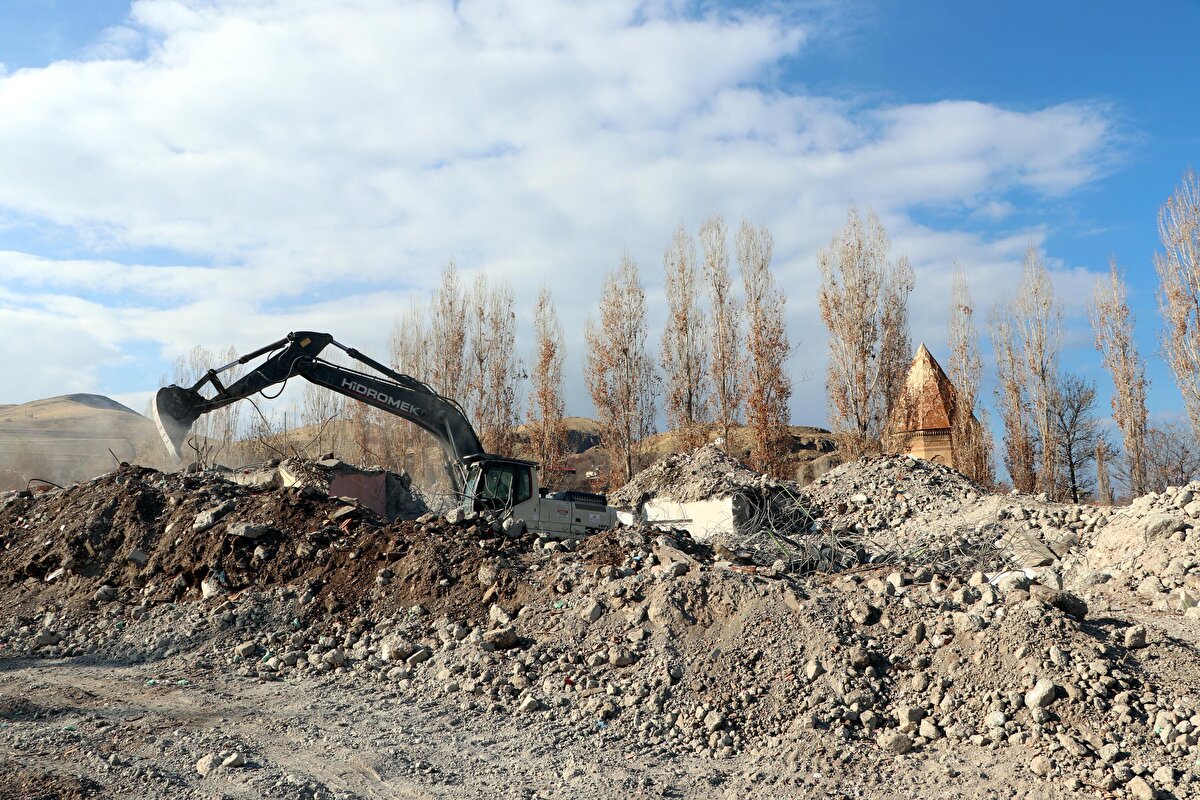 Van depremlerinde hasar görmesi nedeniyle uzun süredir kullanılmayan 4 katlı bina için geçen ağustos ayında yıkım kararı çıktı. Kararın ardından geçen günlerde bina, iş makineleriyle yıkıldı.<br><br>