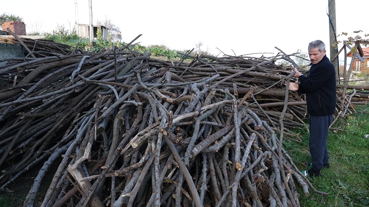 “Katarakt tanısıyla başarılı bir ameliyat yaptığımız hastamız, ameliyat sonrası gerekli tıbbi tedavi verilerek, uyması gereken kurallar konusunda bilgilendirilerek taburcu edilmiştir. Kontrolden bir gün önce görmesinin azaldığını belirten hastamızın muayenesinde, endoftalmi dediğimiz, maalesef katarakt ameliyatı sonrası karşılaşabildiğimiz bir komplikasyon geliştiği görülmüştür. Hastamıza aynı gün, endoftalmide yapılması gereken vitrektomi ameliyatı yapılarak devamında gereken tıbbi tedaviler uygulanmıştır. Endoftalmi, katarakt ameliyatı sonrası, literatürde de görüleceği gibi tüm dünyada ve maalesef ülkemizde de karşılaştığımız bir komplikasyondur. Başarılı, sorunsuz ameliyat sonrası böyle nadir bir komplikasyon ile karşılaşılmış olup, bu problemin yönetimiyle ilgili süreçte gerekli tüm işlemler uygulanmıştır. Hastamızın durumu, komplikasyon ihtimali ve tedavi süreci hakkında gerekli bilgi tabip odamız aracılığıyla CİMER ve ilgili kurumlara iletilmiştir. Hastanın yaşadığı bu komplikasyon, hekim olarak bizi de derinden üzmüştür.”<br><br>